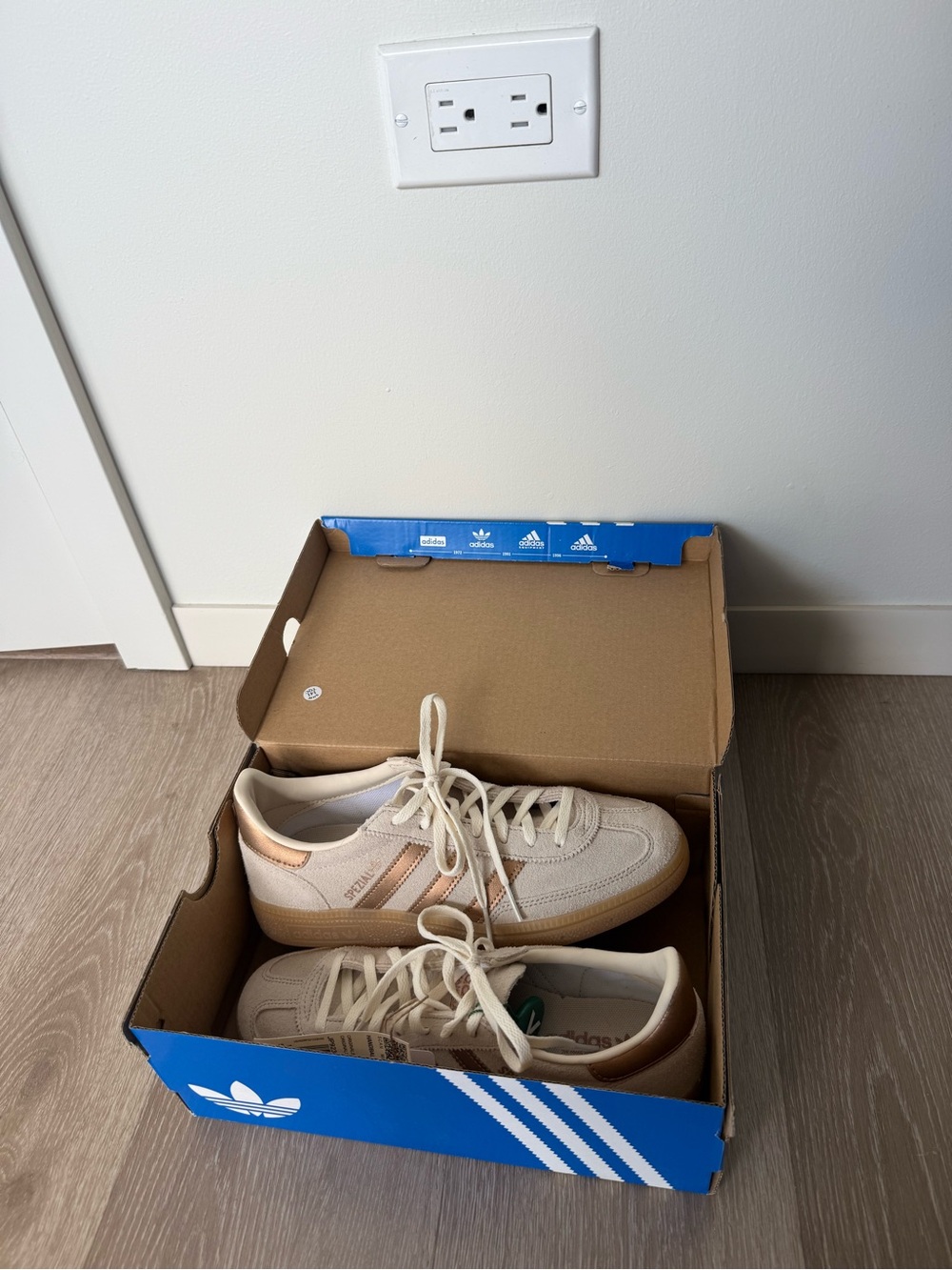adidas Women's Suede Sneakers in Cream & Tan Metallic- handball Spezial - Picture 2 of 8